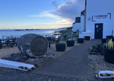 Laphroaig distillery in Islay (Scotland, Inner Hebrides) Distillerie Laphroaig à Islay (Ecosse, Hébrides intérieures) Sailing trip / Voyage en voilier Scottish Whisky / Whisky écossais