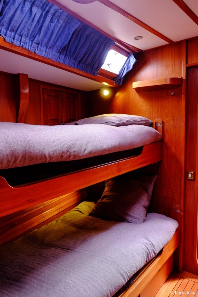 Sailing boat interior / intérieur du voilier Luxurious wood work / intérieur bois chaleureux Sailing trip / Voyage en voilier SY Milagro, expedition yacht / voilier d'expédition