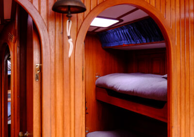 Sailing boat interior / intérieur du voilier Luxurious wood work / intérieur bois chaleureux Sailing trip / Voyage en voilier SY Milagro, expedition yacht / voilier d'expédition