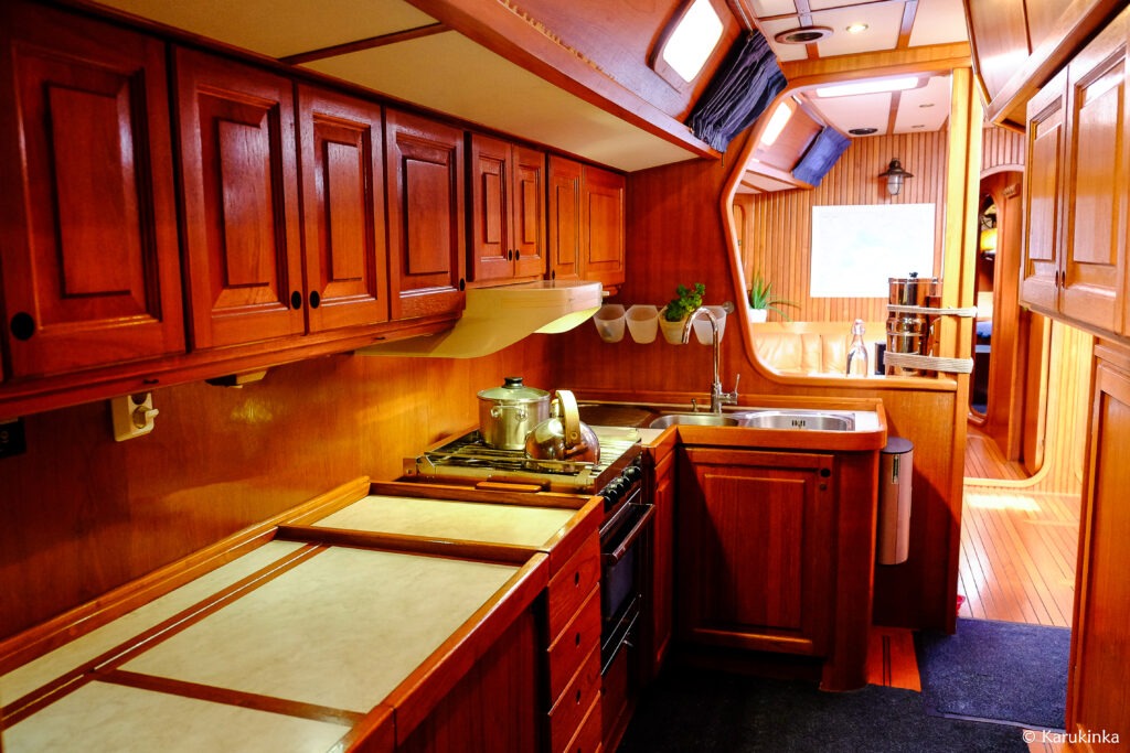 Sailing boat interior (kitchen) / intérieur du voilier (cuisine) Luxurious wood work / intérieur bois chaleureux Sailing trip / Voyage en voilier SY Milagro, expedition yacht / voilier d'expédition