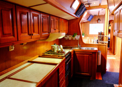 Sailing boat interior (kitchen) / intérieur du voilier (cuisine) Luxurious wood work / intérieur bois chaleureux Sailing trip / Voyage en voilier SY Milagro, expedition yacht / voilier d'expédition