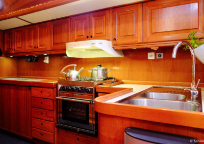 Sailing boat interior (kitchen) / intérieur du voilier (cuisine) Luxurious wood work / intérieur bois chaleureux Sailing trip / Voyage en voilier SY Milagro, expedition yacht / voilier d'expédition