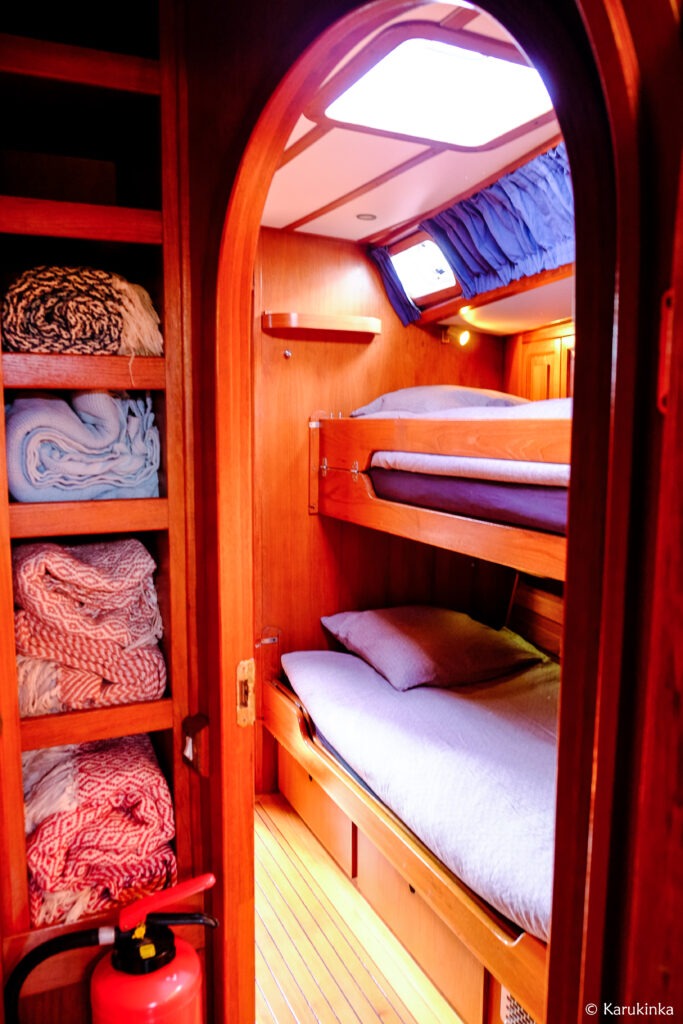 Sailing boat interior / intérieur du voilier Luxurious wood work / intérieur bois chaleureux Sailing trip / Voyage en voilier SY Milagro, expedition yacht / voilier d'expédition