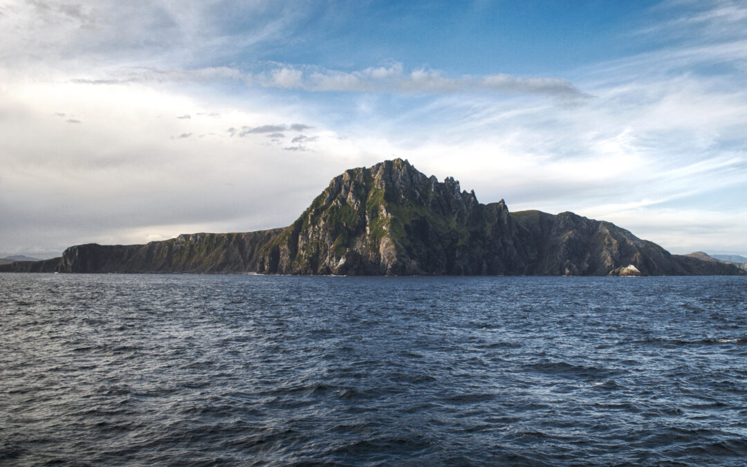 Photographie du cap Horn depuis l'océan, en mars 2015