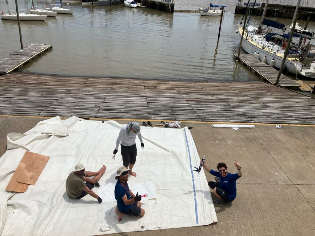 réparation d'une grand-voile ecole de croisière club de voile adulte stage haute mer