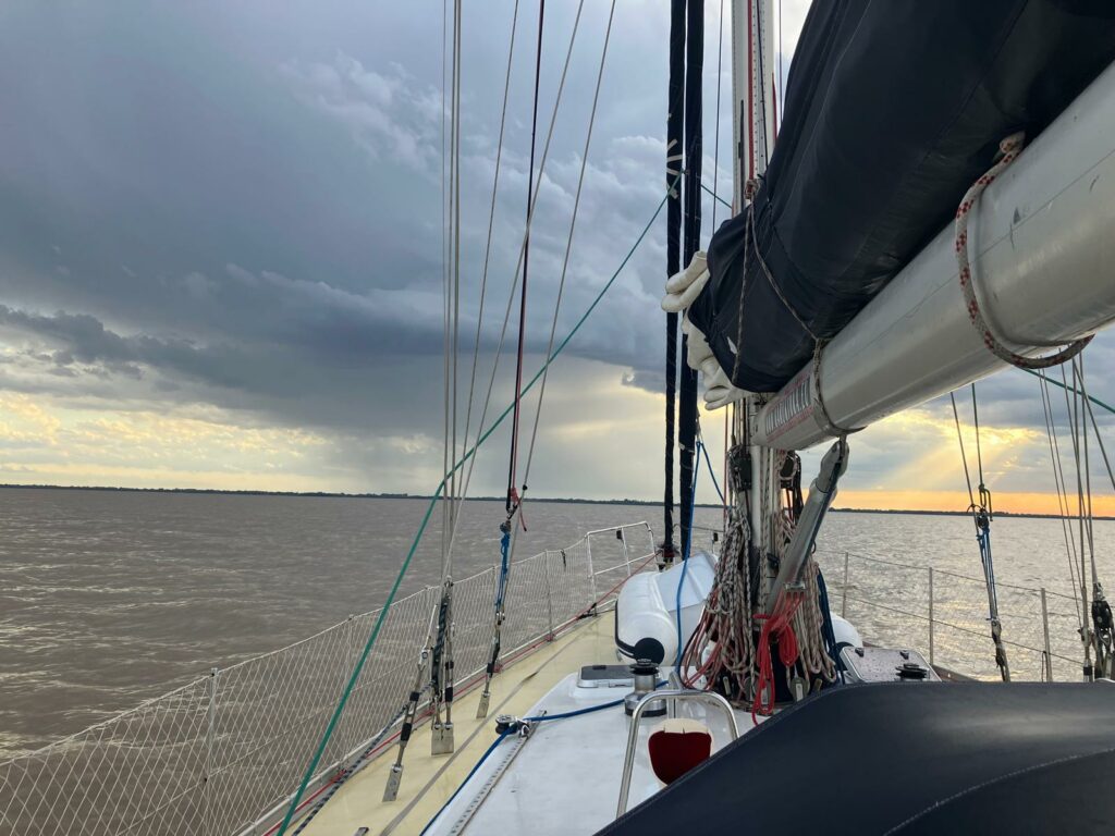 voilier au mouillage dans le Rio de la Plata en Argentine lors d'un stage de croisière